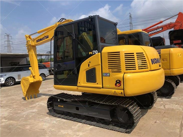 Excavadora pequeña enfrente