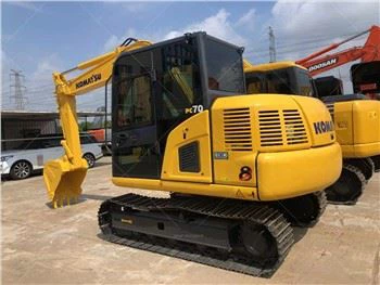 Excavadora pequeña enfrente