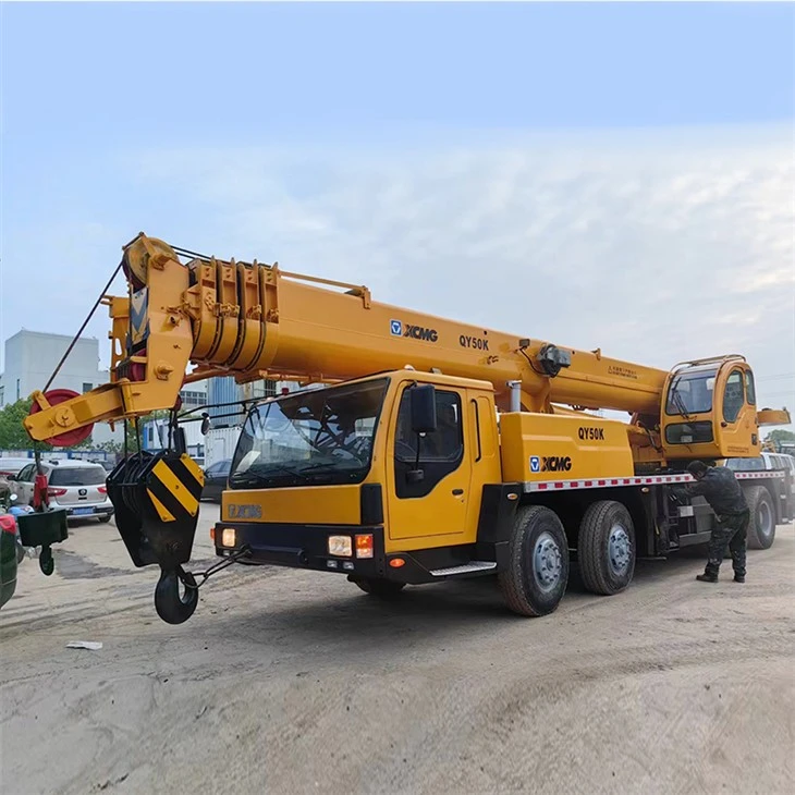 Camión grúa para maquinaria de construcción