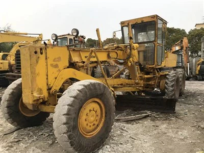 Motoniveladora Komatsu GD623A usada