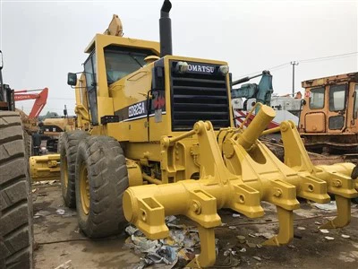 Motoniveladora Komatsu GD825 usada