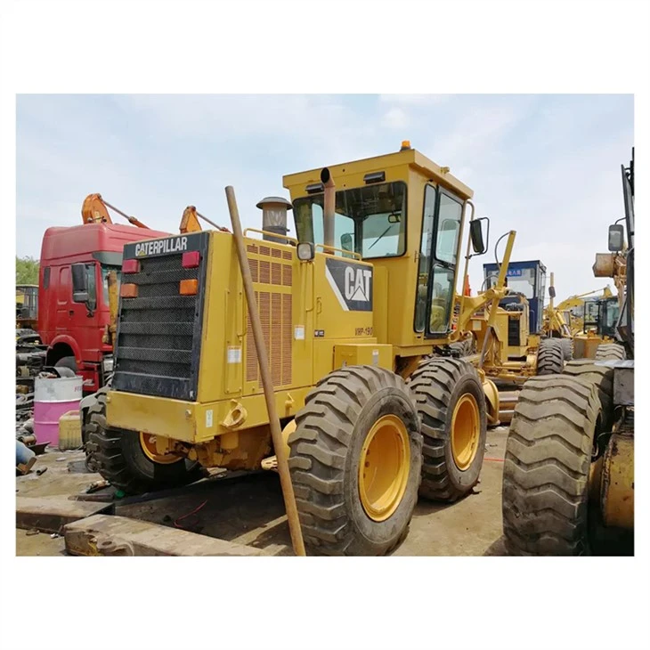 Motoniveladora remolcada por tractor