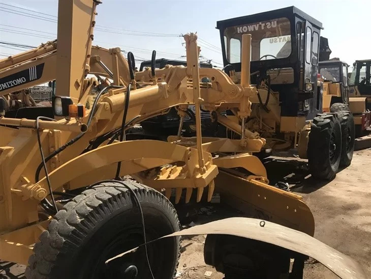 Motoniveladora Komatsu GD505 usada