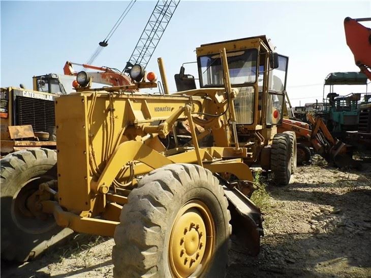 Motoniveladora Komatsu GD661A usada