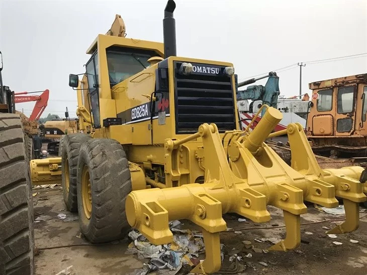 Motoniveladora Komatsu GD825 usada